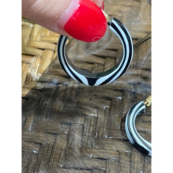 Vintage Clip On Earrings Striped Chunky Hoop Black White Gold - Picture 3 of 7